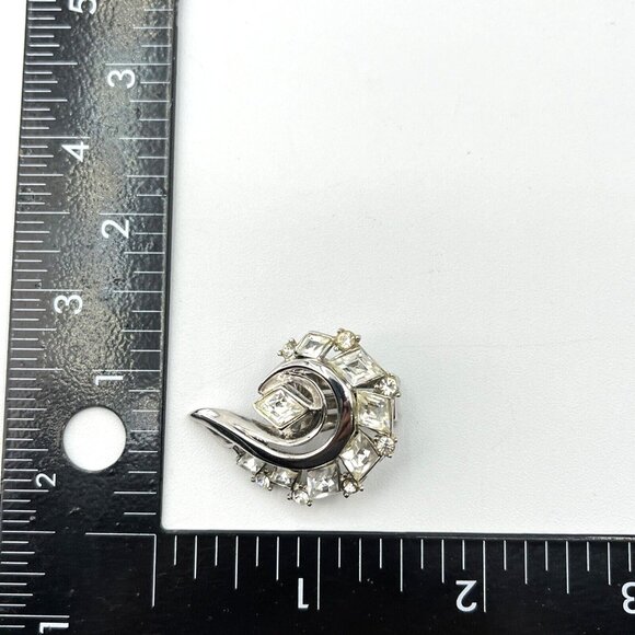 Vintage Crown TRIFARI Swirl Diamante Rhodium Brooch & Earring Boxed Demi Set - Picture 11 of 12